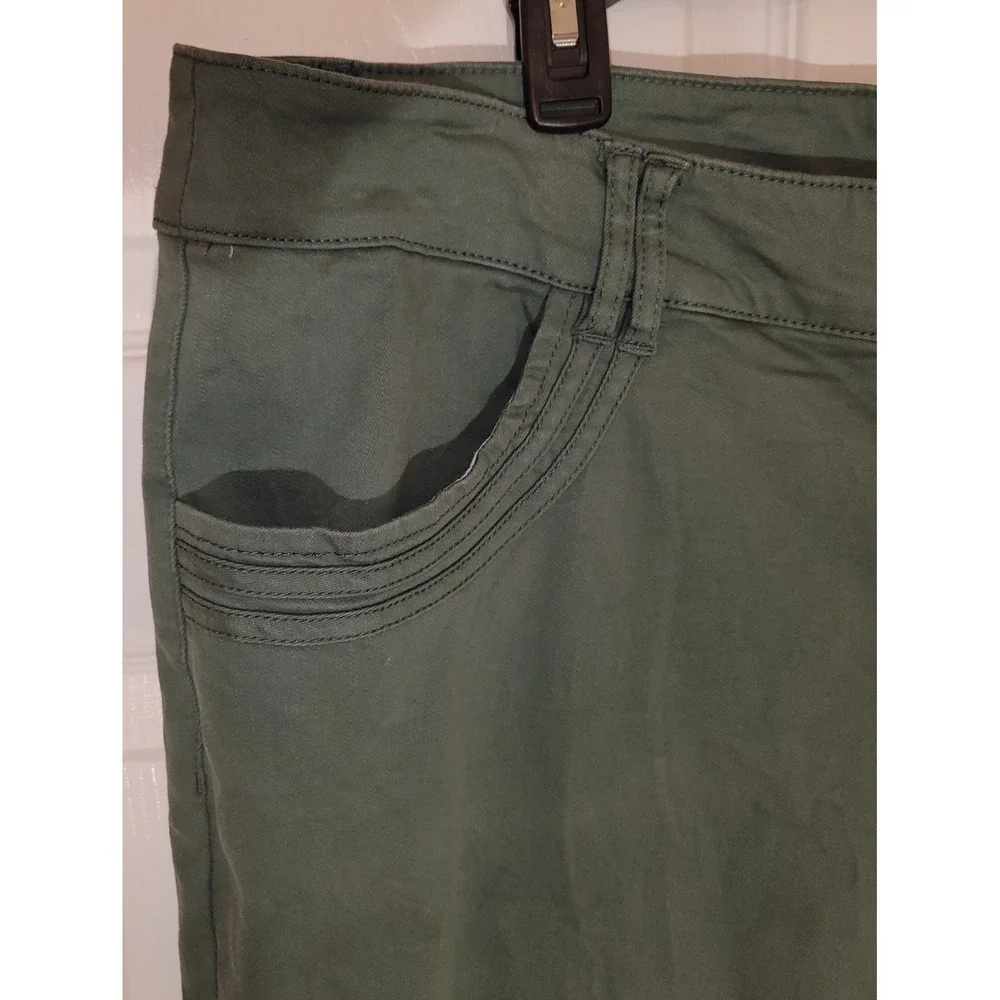 Susan Graver Straight Leg Jeans Green Women Size 26WP‎ Cropped Casual Pants